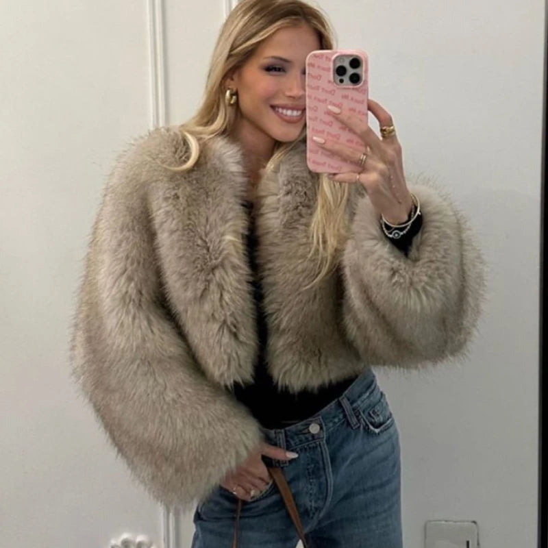 Iconic Street Fashion Week Luxury Gradient Cropped Faux Fur Coat for Women – Hot & Cool Fluffy Short Fur Jacket, Winter 2024