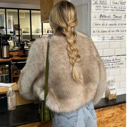 Iconic Street Fashion Week Luxury Gradient Cropped Faux Fur Coat for Women – Hot & Cool Fluffy Short Fur Jacket, Winter 2024