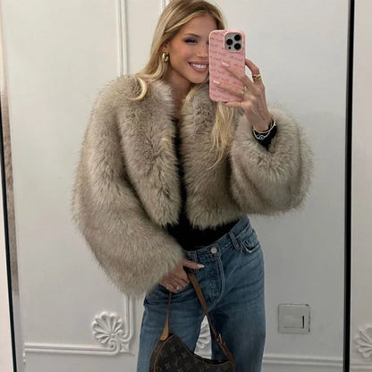 Iconic Street Fashion Week Luxury Gradient Cropped Faux Fur Coat for Women – Hot & Cool Fluffy Short Fur Jacket, Winter 2024